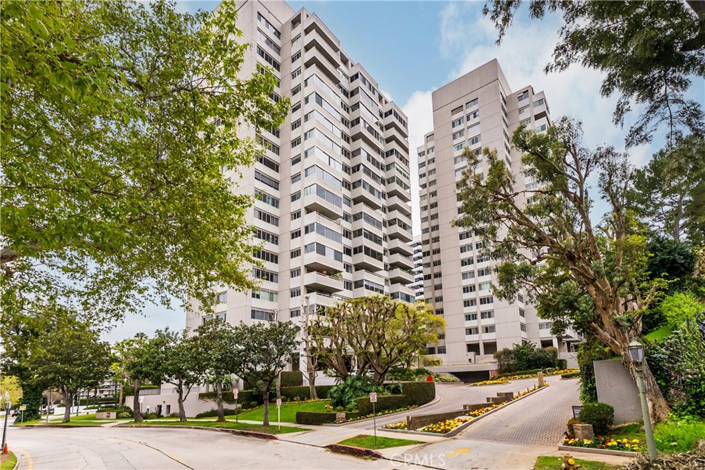 875 Comstock Avenue 4D