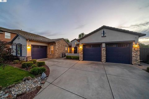 Photo of 9385 Pinehurst Dr DR, Roseville, CA 95747 (MLS # 41133555)