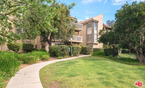 Photo of 255 Sequoia Court #23, Thousand Oaks, CA 91360 (MLS # 26664637)