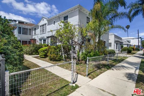Photo of 121 N Flores Street, Los Angeles, CA 90048 (MLS # 26830077)