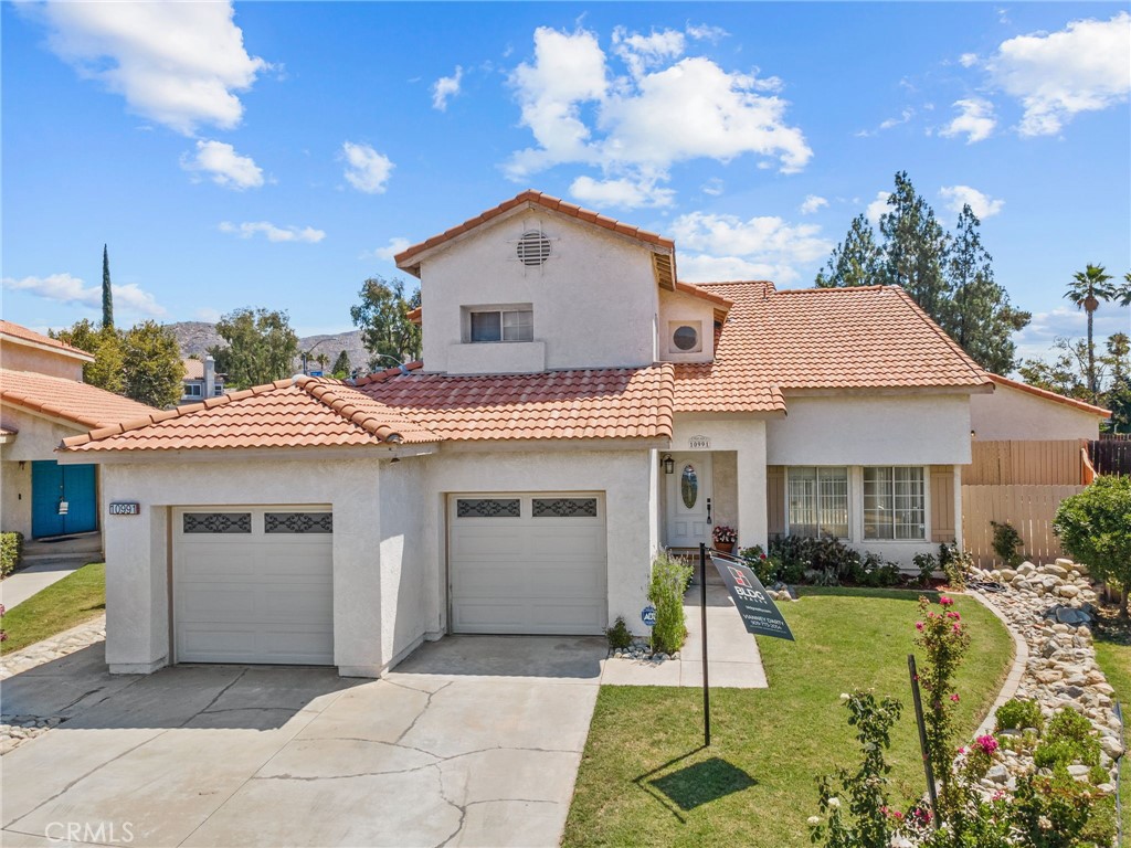 Welcome to this beautiful 2 story home located in the highly sought after Sunnymead Ranch community! Just a short distance from the lake and resort style amenities, this 3-bedroom, 2.5-bathroom home offers both comfort and convenience.
The first floor features a spacious living area and cozy fireplace in the tv room, perfect for family gatherings or relaxing evenings.
The home has been freshly painted and includes brand new carpet throughout, offering a move in ready experience.
Upstairs, you’ll find all three bedrooms. Two of the secondary bedrooms are connected by a convenient Jack and Jill bathroom, while the primary suite offers a generously sized closet and a spacious en-suite bathroom with a separate shower and tub.
Step outside to a private and peaceful backyard patio ideal for relaxing or entertaining guests.
Residents of Sunnymead Ranch enjoy access to top tier amenities including a private lake, clubhouse, pool and spa, gym, tennis and pickleball courts, volleyball courts, walking trails, and more, all with a low HOA fee.
Don’t miss this opportunity to live in one of Moreno Valley’s most desirable communities!