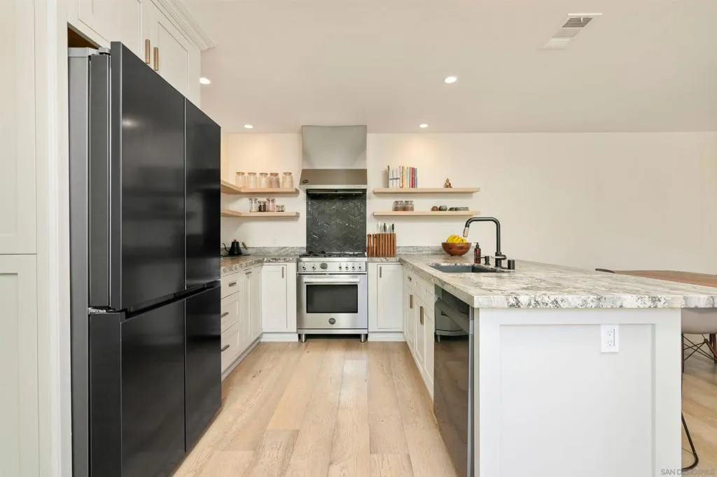 La Jolla, California 92037, United States, 3 Bedrooms Bedrooms, ,2 BathroomsBathrooms,Residential,Active,225429