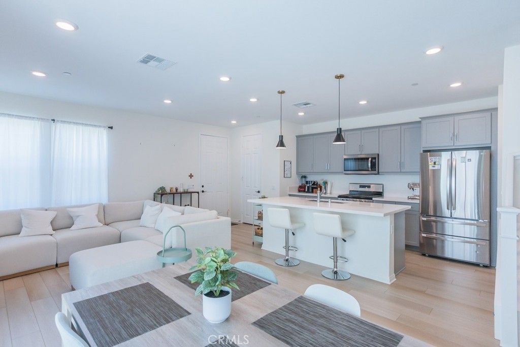 Photo of 27474 Quiet View Place, Valencia, CA 91381 (MLS # SR25221341)