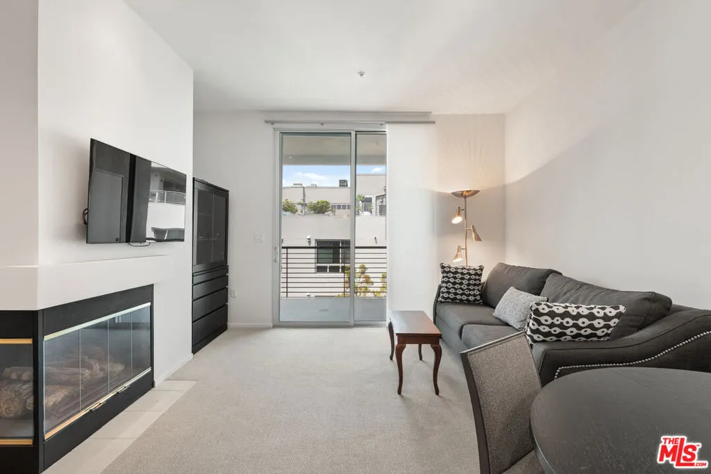 Los Angeles, California 90012, United States, 2 Bedrooms Bedrooms, ,2 BathroomsBathrooms,Residential,Active,166272