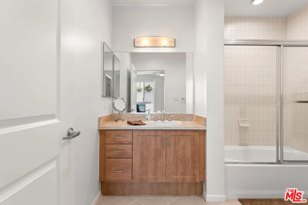 Los Angeles, California 90012, United States, 2 Bedrooms Bedrooms, ,2 BathroomsBathrooms,Residential,Active,166272