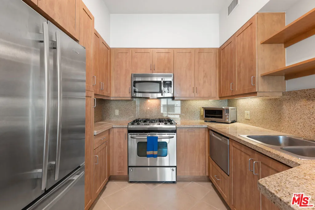 Los Angeles, California 90012, United States, 2 Bedrooms Bedrooms, ,2 BathroomsBathrooms,Residential,Active,166272