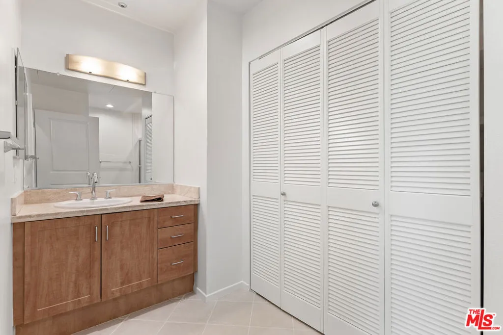 Los Angeles, California 90012, United States, 2 Bedrooms Bedrooms, ,2 BathroomsBathrooms,Residential,Active,166272