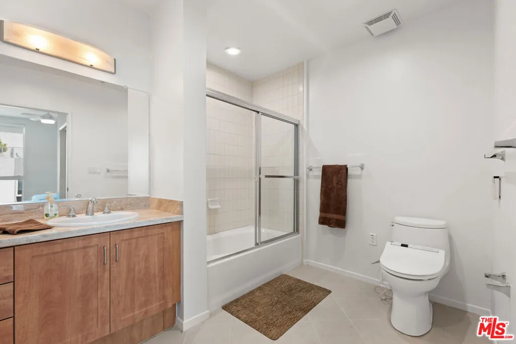 Los Angeles, California 90012, United States, 2 Bedrooms Bedrooms, ,2 BathroomsBathrooms,Residential,Active,166272