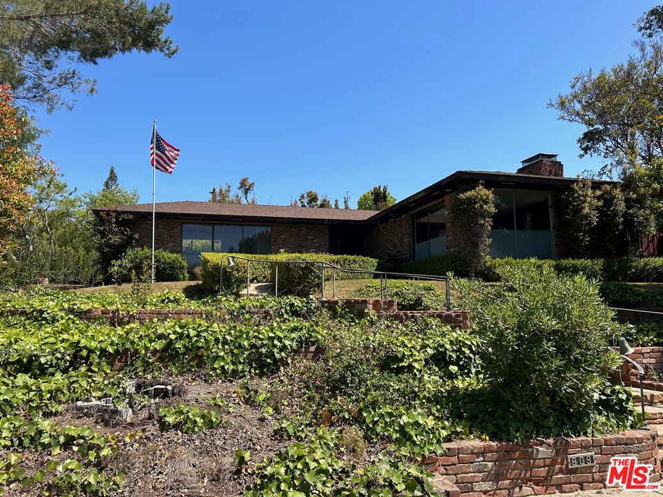 Great original mid- Century home on a spacious corner 14,000 square foot lot in the palisades. Very bright and sunny rooms throughout. Great indoor-outdoor feeling. Fantastic large yard.