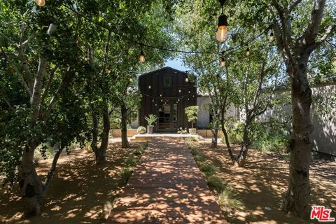 Photo of 226 S Rimpau Boulevard, Los Angeles, CA 90004 (MLS # 26646371)