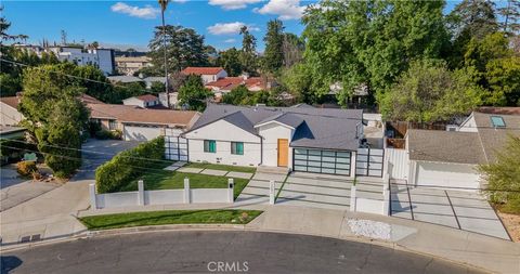 Photo of 13633 Delano Street, Valley Glen, CA 91401 (MLS # SR26042427)
