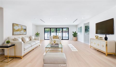 Photo of 13633 Delano Street, Valley Glen, CA 91401 (MLS # SR26042427)