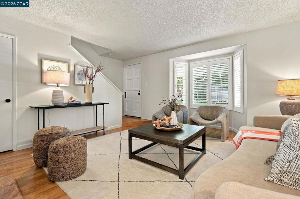 30 Sierra Ln