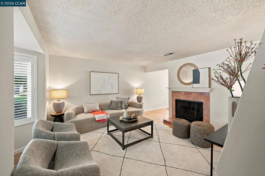 30 Sierra Ln