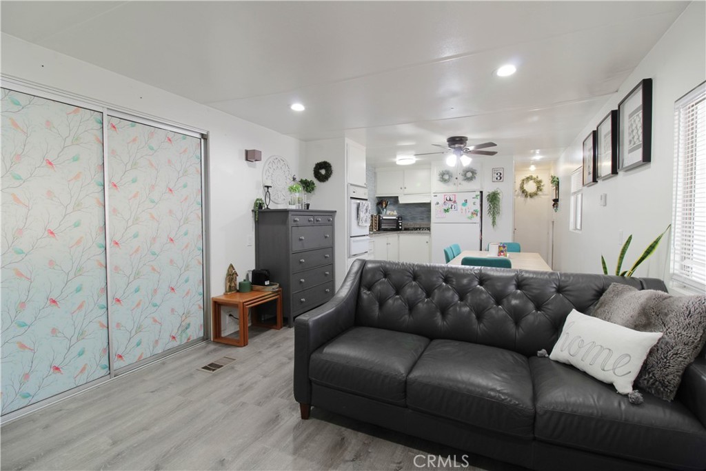 11401 Topanga Canyon 80