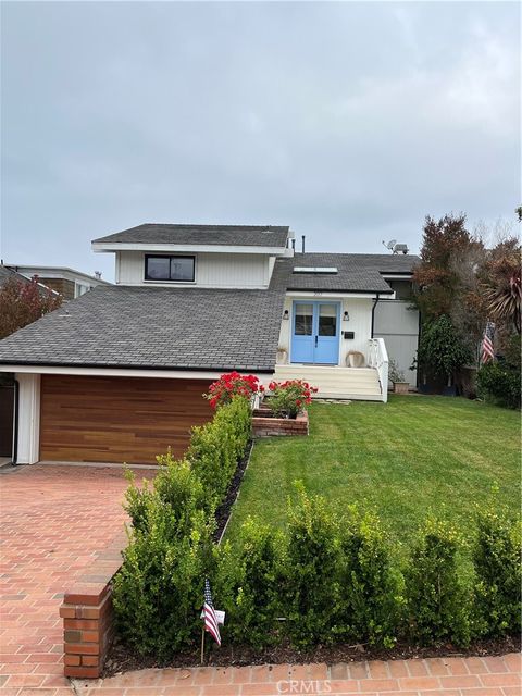 Photo of 207 S Poinsettia Avenue, Manhattan Beach, CA 90266 (MLS # SB25169340)