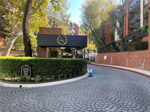 Photo of 4720 Park Encino Ln Ln #220, Encino, CA 91436 (MLS # SR25222384)