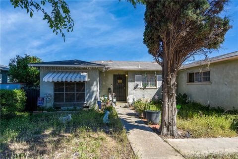 Photo of 911 W 10th St, Corona, CA 92882 (MLS # IG26057311)
