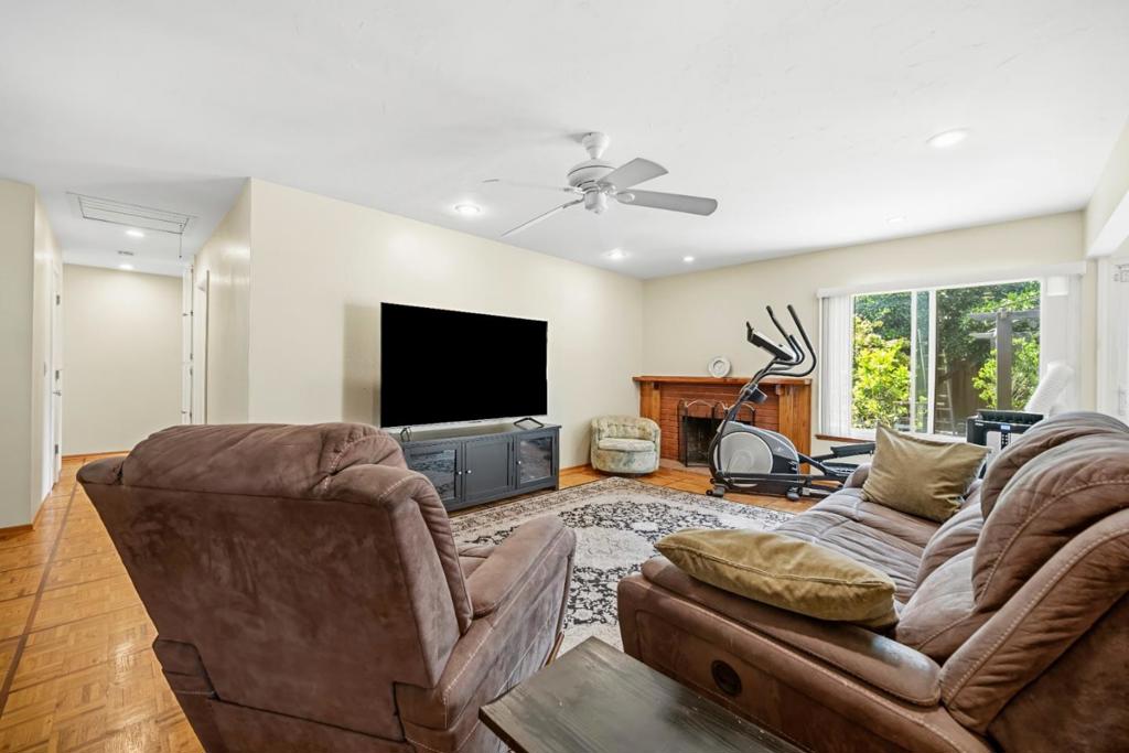 6099 Larchmont Drive