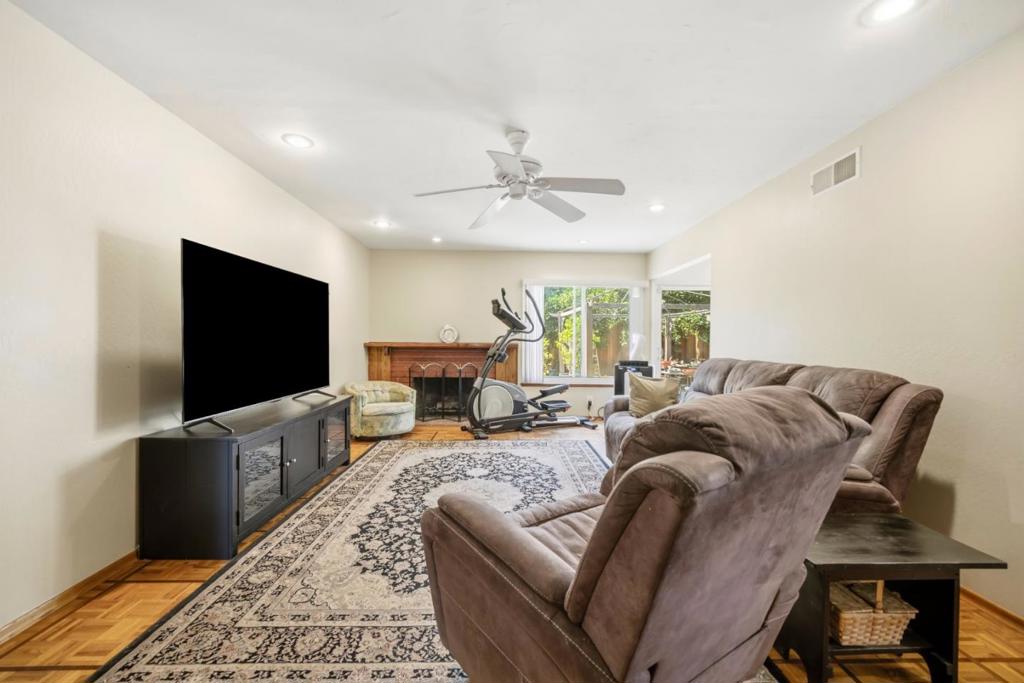 6099 Larchmont Drive