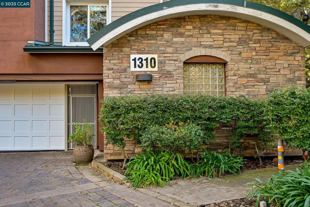 1310 Creekside Dr 103