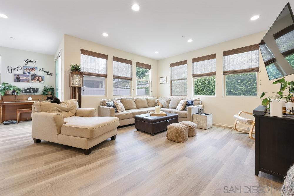 712 Gemstone Dr