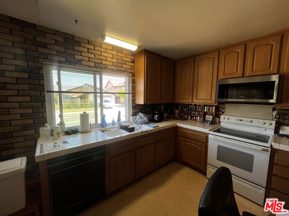 1701 Eli Place