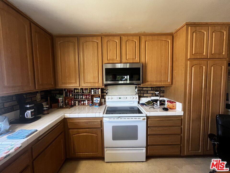 1701 Eli Place