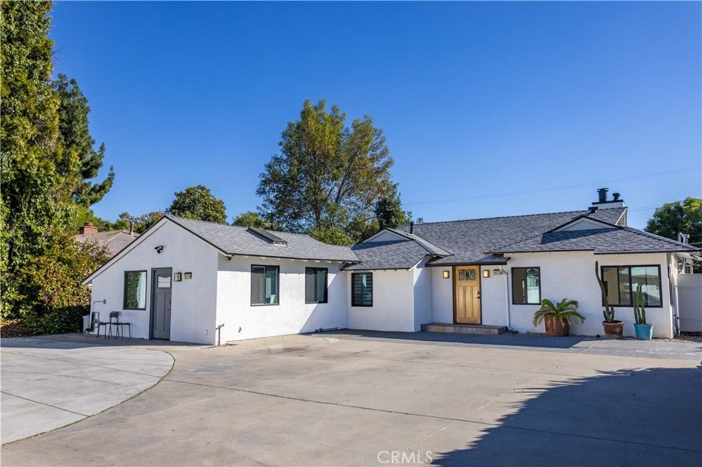 Photo of 15756 Hart Street, Lake Balboa, CA 91406 (MLS # SR25243449)