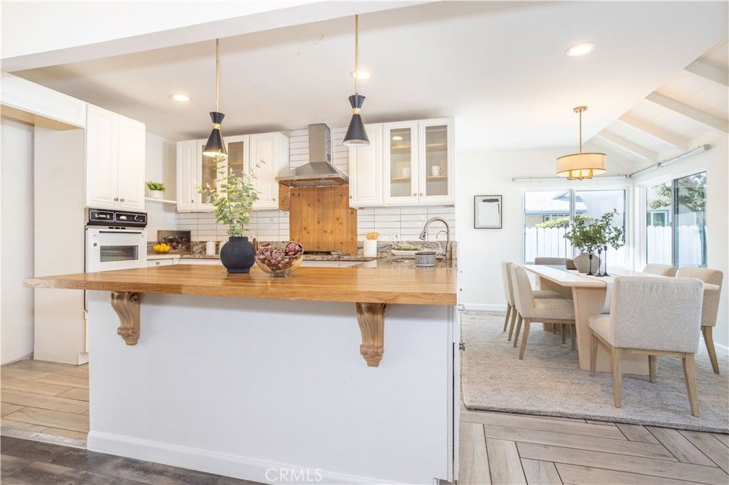 Photo of 15756 Hart Street, Lake Balboa, CA 91406 (MLS # SR25243449)