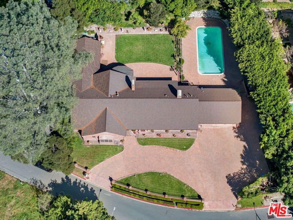 Photo of 1110 Sutton Way, Beverly Hills, CA 90210 (MLS # 26663145)