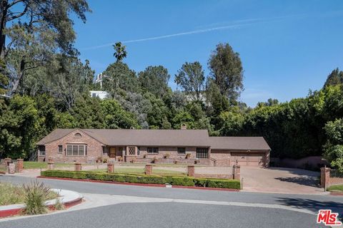 Photo of 1110 Sutton Way, Beverly Hills, CA 90210 (MLS # 26663145)