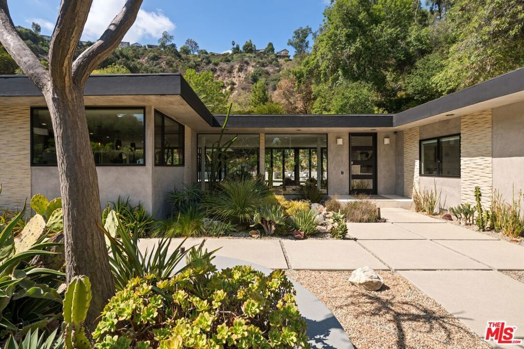 Photo of 9991 Liebe Drive, Beverly Hills, CA 90210 (MLS # 25613251)