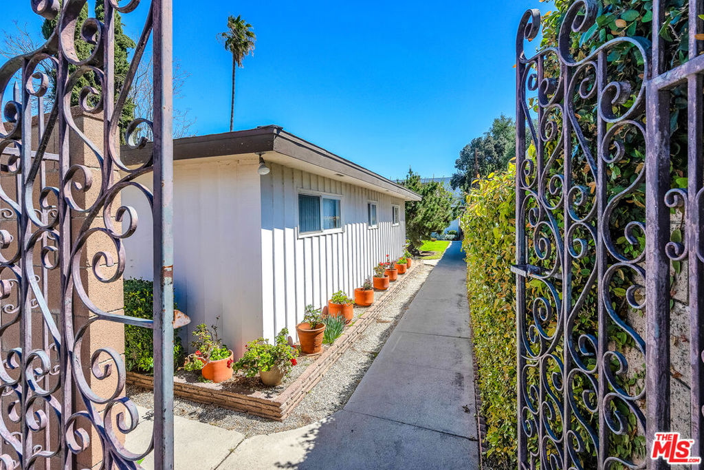 Properties 4 5300 - 5330 Radford Avenue