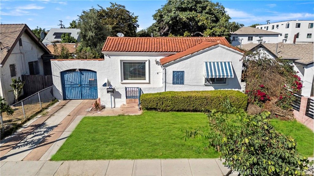 Photo of 1637 W 37th Street, Los Angeles, CA 90018 (MLS # WS26047352)