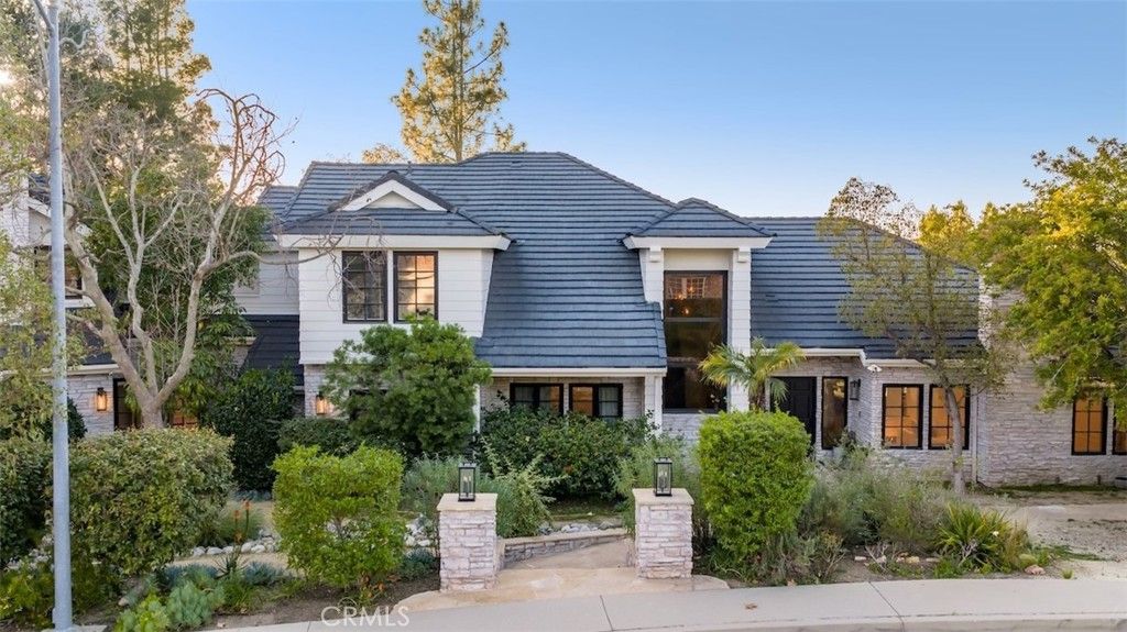 Photo of 4017 Nogales Dr, Tarzana, CA 91356 (MLS # SR26042328)