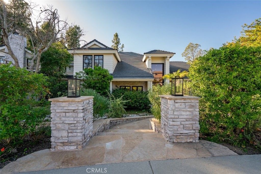 Photo of 4017 Nogales Dr, Tarzana, CA 91356 (MLS # SR26042328)