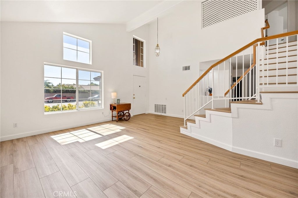 975 Peacock Dr