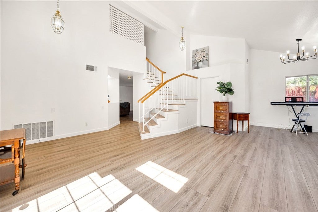 975 Peacock Dr