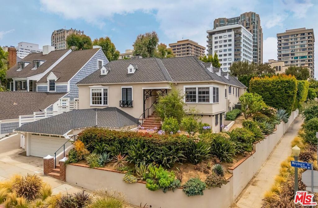 Photo of 10798 Weyburn Avenue, Los Angeles, CA 90024 (MLS # 25570833)