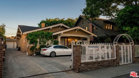 Photo of 1849 S Wilton Place, Los Angeles, CA 90019 (MLS # 26926507)