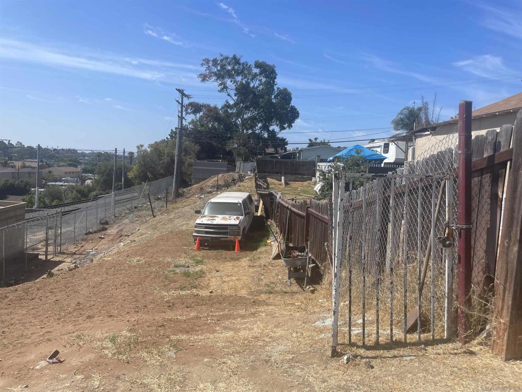Great Parcel in R-2 zone. Great potential to build your own or building the multiunits. Lot with front and Alley access, great potential.