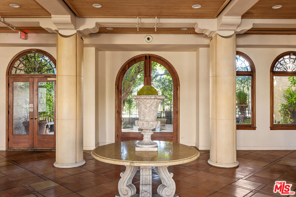 109 N Sycamore Avenue 102