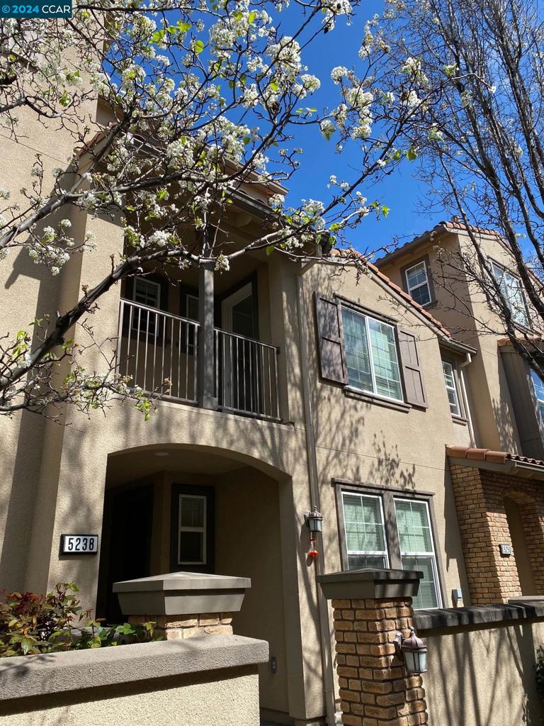 NEWLY PAINTED AND CARPETED 3 BED, 2 1/2 BA WITH LARGE BONUS ROOM. LIGHT AND BRIGHT. KITCHEN HAS GRANITE COUNTER TOPS, GAS RANGE, AND LOTS OF STORAGE. HARDWOOD FLOORS ON MAIN FLOOR WITH GAS FIREPLACE. COMES WITH WASHER, DRYER AND REFRIGERATOR. MASTER BEDROOM HAS BALCONY AND HUGE WALK IN CLOSET. DUAL SINKS IN BOTH BATHROOMS. NEAR HIGH SCHOOL AND MIDDLE SCHOOL, SHOPPING, PARKS, TRAILS. 2 CAR ATTACHED GARAGE.