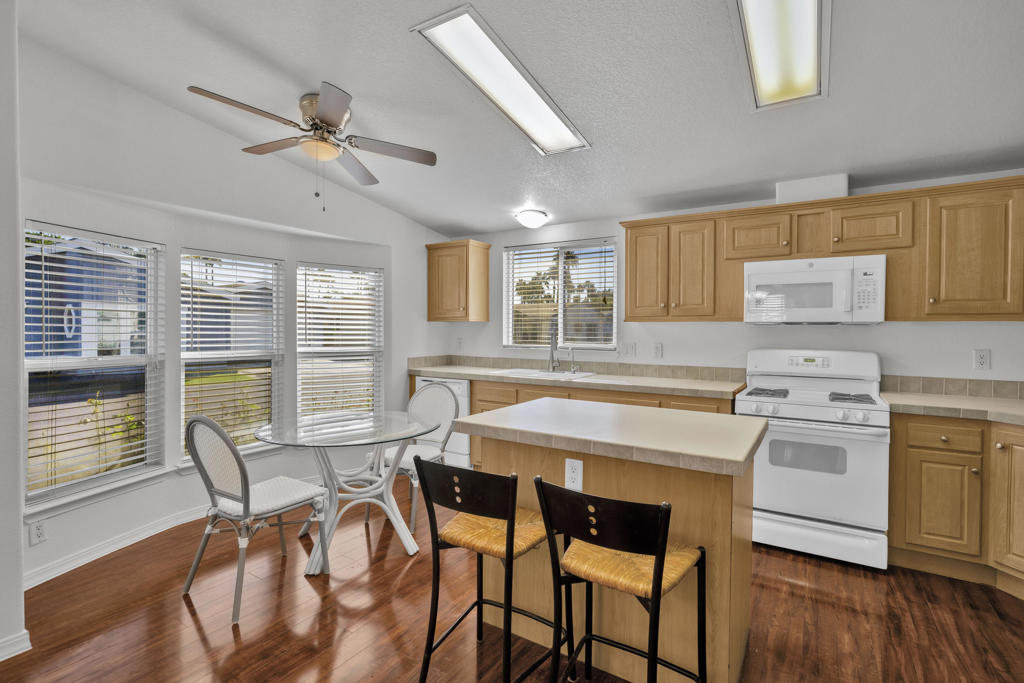 Desert Sands Mobile - Manufactured In Park