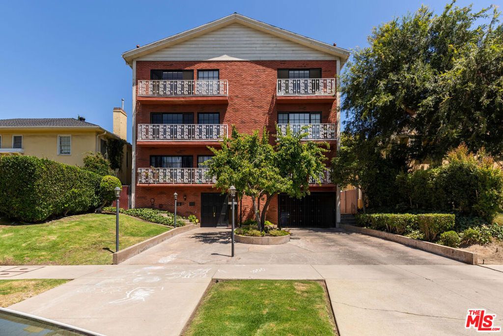 Photo of 822 S Windsor Boulevard #202, Los Angeles, CA 90005 (MLS # 21104505)
