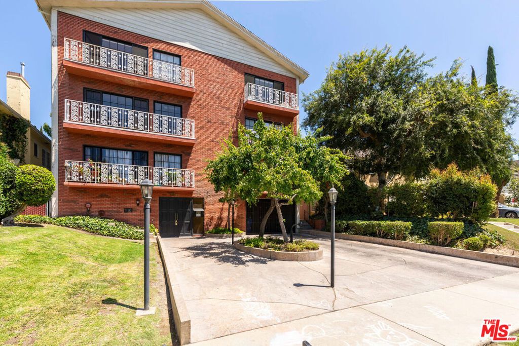 Photo of 822 S Windsor Boulevard #202, Los Angeles, CA 90005 (MLS # 21104505)