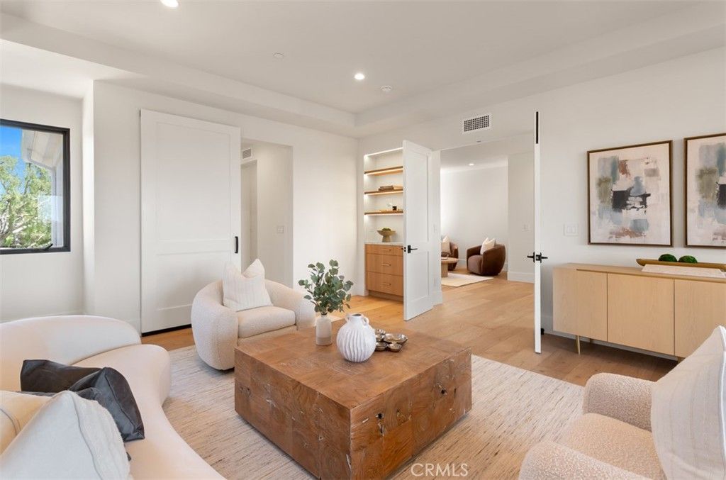 listing image 130725643295974066319