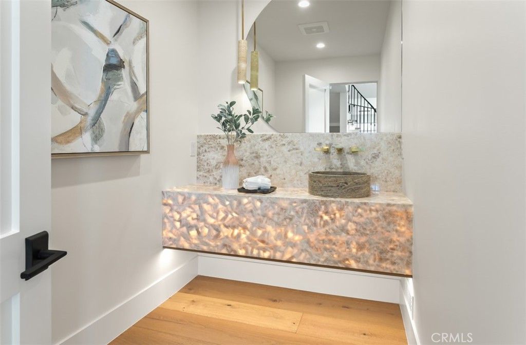 listing image 130725019184881839819