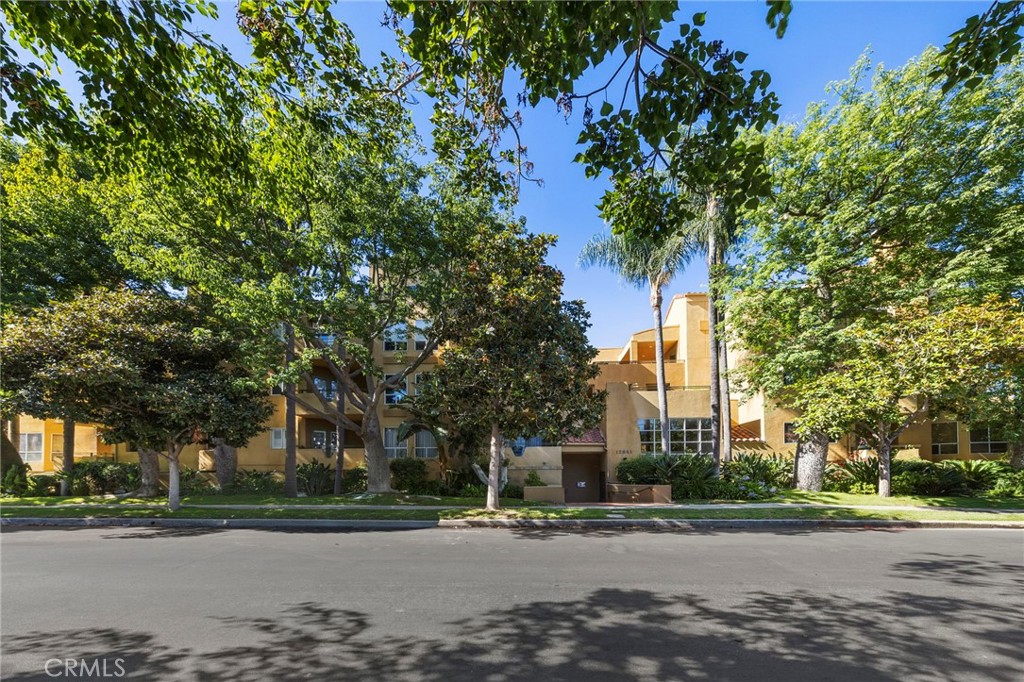 Welcome to the Penthouse! Incredible opportunity to lease or own a spacious 2,672 sq ft condo in the heart of Studio City. This rare top-floor unit, which is also available for sale, features 2 large ensuite bedrooms plus a versatile loft with its own bathroom and dual cedar closets — ideal as a 3rd bedroom or home office. The luxurious primary suite includes 2 walk-in closets, a fireplace, a luxurious bath, and access to a private patio. The remodeled kitchen offers granite countertops, ample cabinetry, and a bright breakfast area that opens to a balcony. The elegant living room boasts soaring 18-ft ceilings and a cozy fireplace, while the formal dining area features French doors leading to another balcony. Entertain a large gathering on the approximately 1,800 sq ft private rooftop deck with wonderful valley views. The building offers secured entry, a pool, gym, community room, private storage unit and two, side-by-side parking spots.
Prime location just moments away from Erewhon Market, Equinox, Sportsmen’s Lodge, and the best dining, shopping, and entertainment Studio City has to offer.